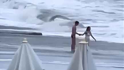 На видео попало, как в российском Сочи 20-летнюю девушку унесло штормом — её ищут до сих пор