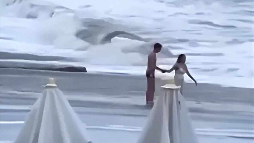 На видео попало, как в российском Сочи 20-летнюю девушку унесло штормом — её ищут до сих пор