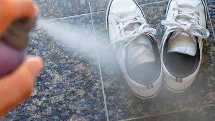 Зачем сбрызгивать обувь лаком для волос? Вот какие надоевшие проблемы решит этот трюк