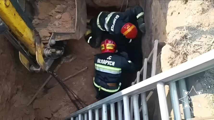 В Осиповичах мужчину засыпало землёй — его доставали спасатели