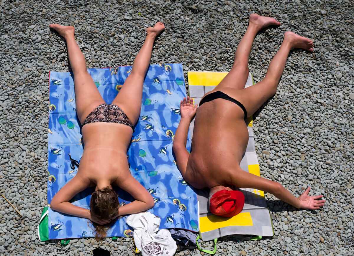 А если дети увидят?.. Юрист рассказала, можно ли в Беларуси загорать топлес