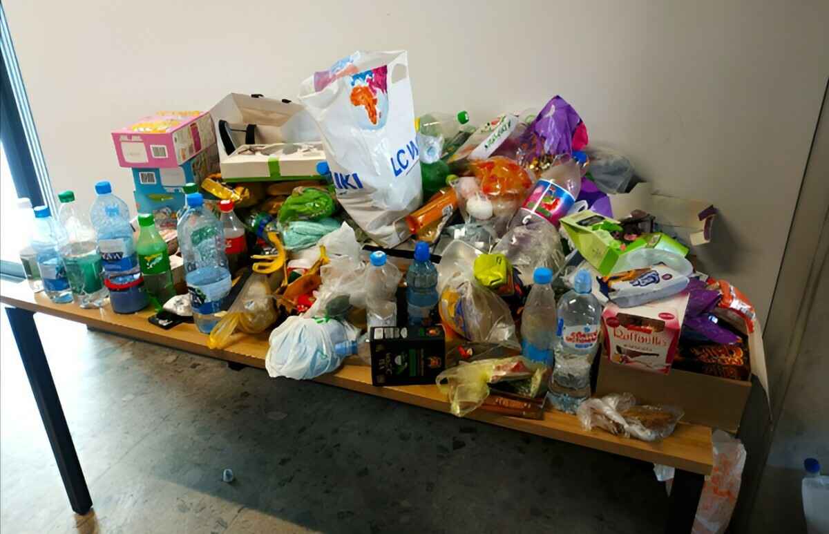 Даже закатки нельзя. Белорусы показали гору продуктов, которые выбрасывают на границе с Литвой