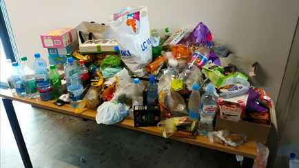 Даже закатки нельзя. Белорусы показали гору продуктов, которые выбрасывают на границе с Литвой