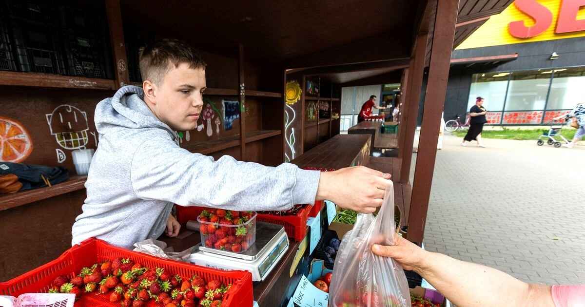 Штраф до 1200 рублей. Юрист рассказал, когда белорусам нельзя пробовать ягоды на рынке