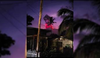 На Филиппинах начал извергаться вулкан — небо окрасилось в фиолетовый оттенок, а власти объявили эвакуацию