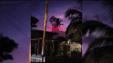 На Филиппинах начал извергаться вулкан — небо окрасилось в фиолетовый оттенок, а власти объявили эвакуацию