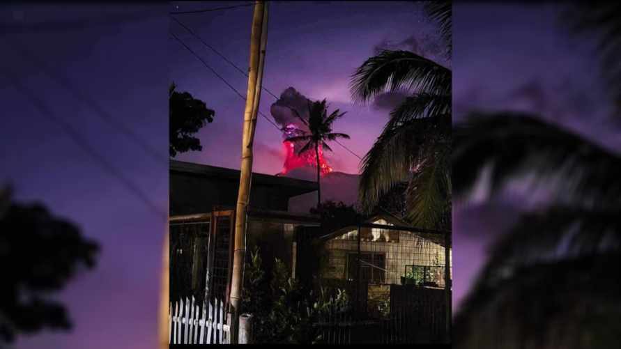 На Филиппинах начал извергаться вулкан - небо окрасилось в фиолетовый оттенок, а власти объявили эвакуацию