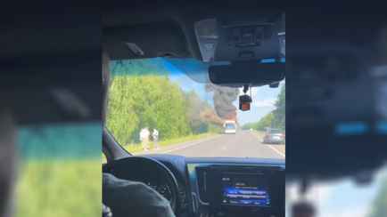 На видео попало, как под Лунинцом загорелся автобус с десятками пассажиров