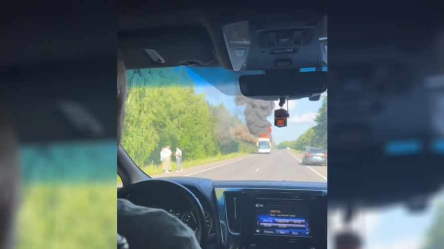 На видео попало, как под Лунинцом загорелся автобус с десятками пассажиров
