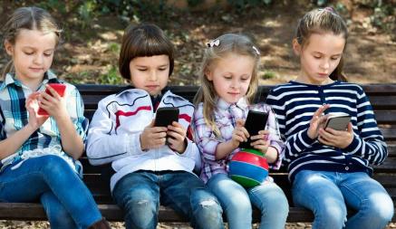 В Минобразования Беларуси пояснили, сколько раз в день дети в лагерях могут пользоваться телефонами