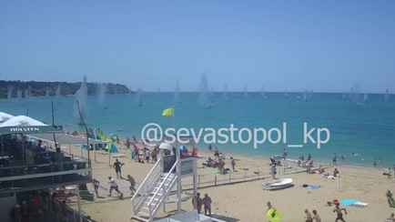 Появилось видео, как сбили ракету над пляжем в Севастополе, из-за чего пострадали 153 отдыхающих