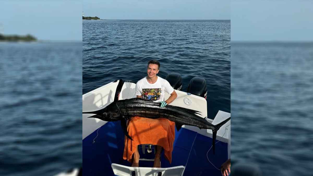 "Нормальный такой карась" — Белорусский хоккеист Шарангович поймал гигантскую рыбу. Подписчики оценили