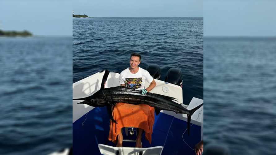 "Нормальный такой карась" — Белорусский хоккеист Шарангович поймал гигантскую рыбу. Подписчики оценили