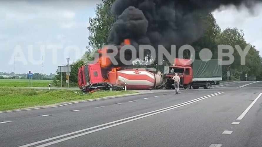 "Выглядит очень жутко" - Под Свислочью грузовик раздавил легковушку и загорелся