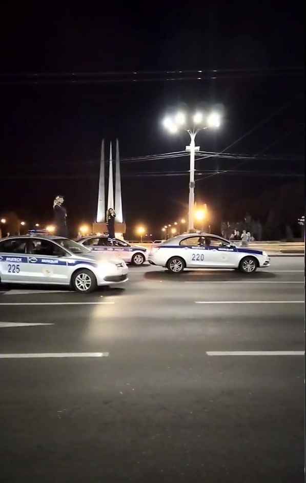 "Им штраф кто-нибудь выпишет?" - В TikTok показали, как инспекторы ГАИ проехали "верхом" на авто в Витебске. Люди удивились