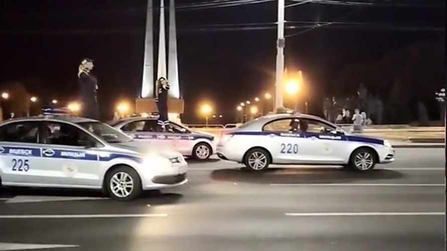 "Им штраф кто-нибудь выпишет?" - В TikTok показали, как инспекторы ГАИ проехали "верхом" на авто в Витебске. Люди удивились