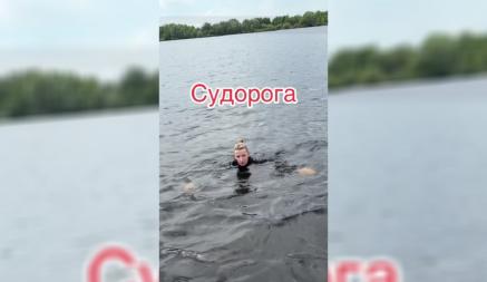 «Погрузись под воду с головой» — В МЧС рассказали белорусам, что делать, если во время плавания ногу свела судорога