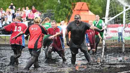 Грязи — полные штаны. Под Минском прошёл чемпионат по футболу на болоте