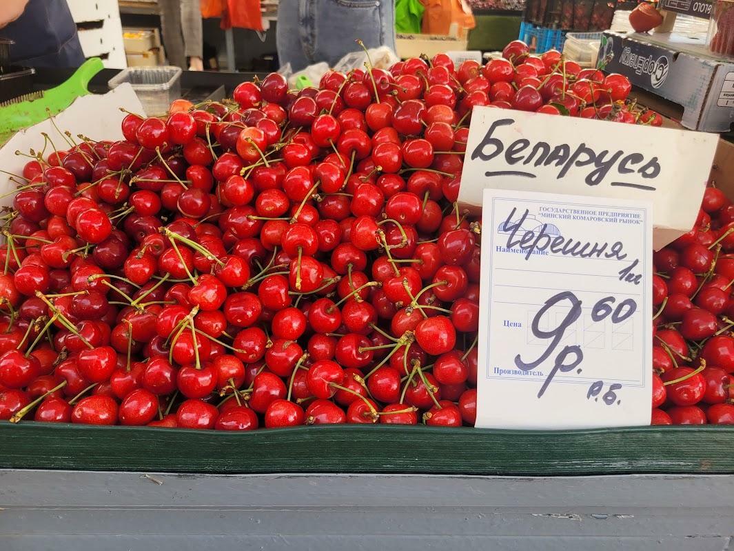 Огурцы — 30 копеек, картофель — 1,30. За сколько в Минске можно купить чёрную смородину, малину и ежевику?