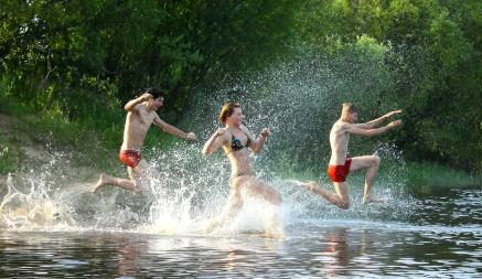 Эпидемиологи ограничили купание на 13 пляжах в трёх областях Беларуси. А где ввели запреты?