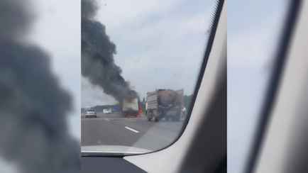 На видео попало, как на трассе Минск-Брест загорелся грузовик