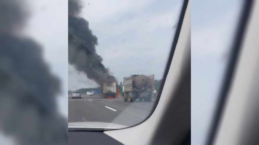 На видео попало, как на трассе Минск-Брест загорелся грузовик