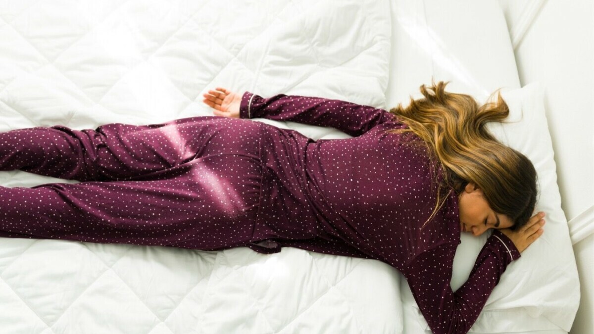 Как уснуть, если болит спина? Вот какие позы и лайфхаки облегчат самочувствие