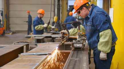 «Хочешь жилья — иди работай» – Лукашенко пообещал «подумать» над бесплатным арендным жильем для промышленников