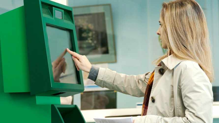 Белорусский банк запретил пополнять карточки наличными в 9 городах. Но есть нюанс