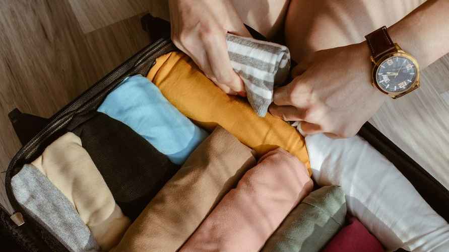 Складывайте одежду в компактные прямоугольники вертикально.