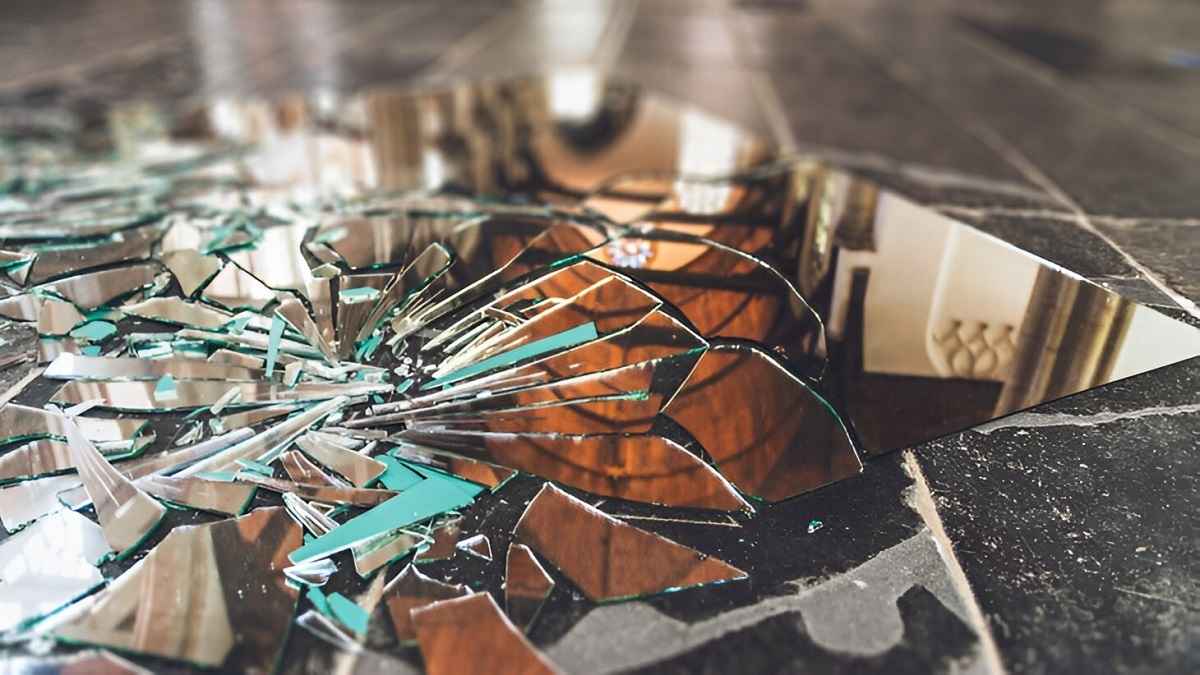 В Гродно годовалый ребенок пострадал от упавшего в примерочной зеркала