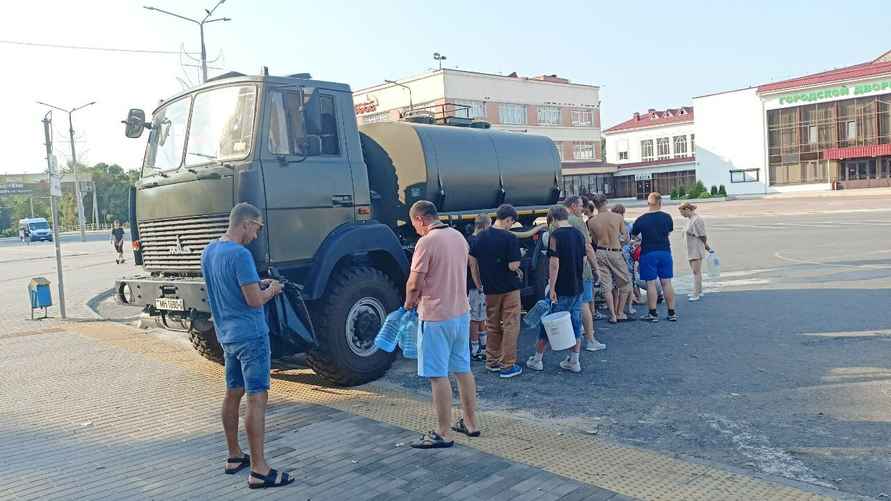 Пункт выдачи воды на площади Ленина, 16 июля. Фото Telegraf.news