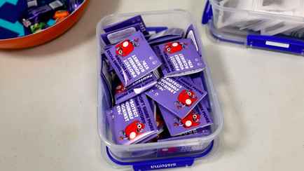 Спортсменам на Олимпиаде в Париже раздали 300 тысяч презервативов. Но есть нюанс