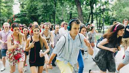 «Снимите наушники» — Белорусам стали приходить такие СМС. Как реагировать?