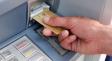 Минчанин получил штраф 1200 рублей после того, как банкомат «зажевал» две его карты. В чем дело?