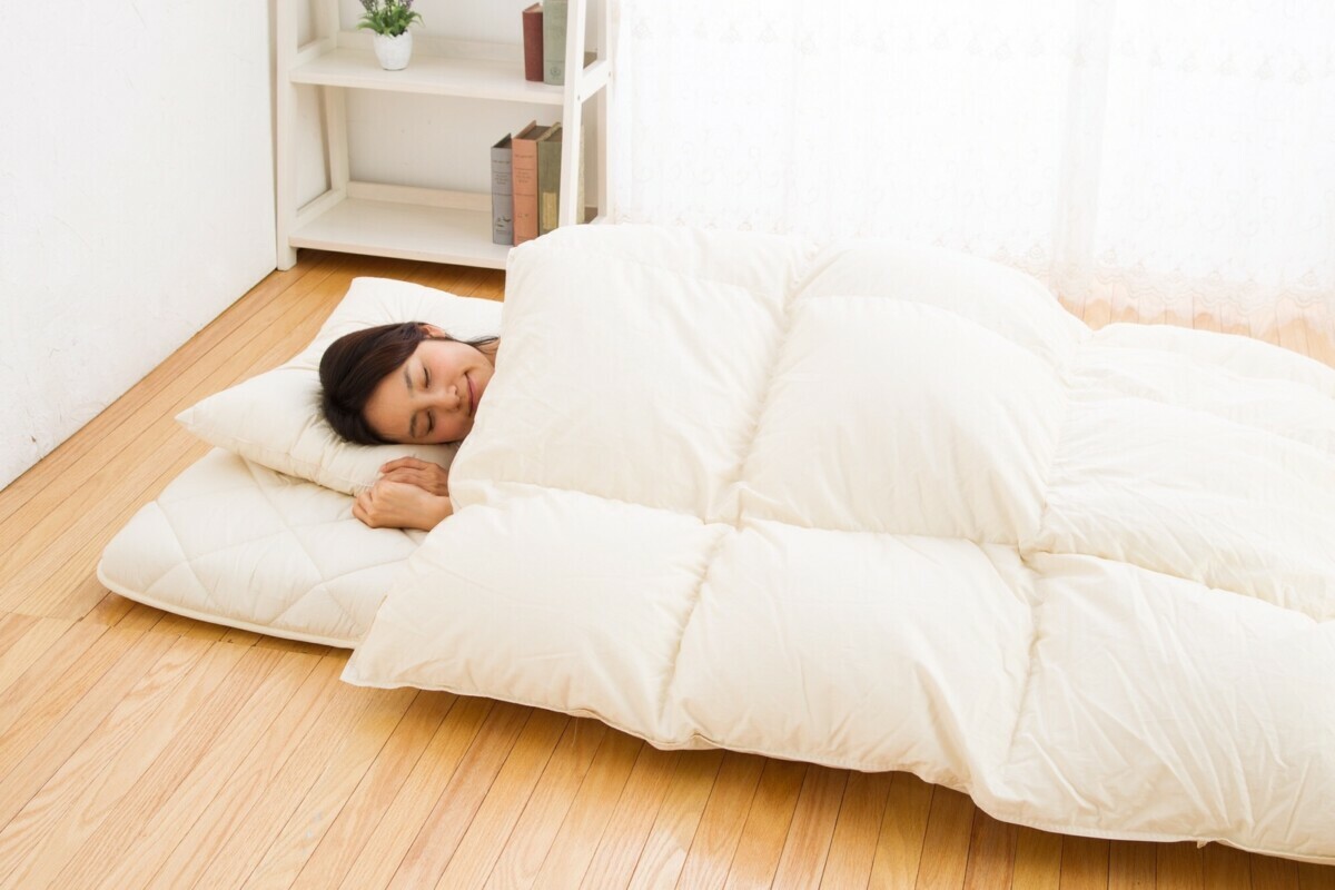 Как спать в жару? Этот японский лайфхак позволит уснуть без мук и включения кондиционера