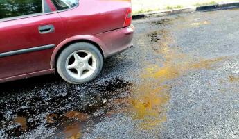 «Машина покрылась темным налетом» — Белорус предупредил водителей о «смоле» на дороге в Гродненской области