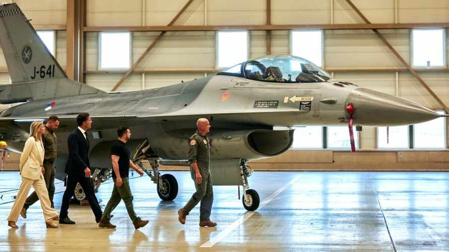 Владимир Зеленский осматривает склад с F-16 на авиабазе в Нидерландах в 2023 году