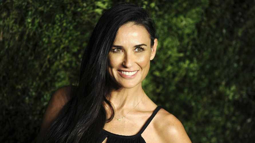 В Сети появилось фото 61-летней Деми Мур в бикини. Как сейчас выглядит звезда "Солдата Джейн"?