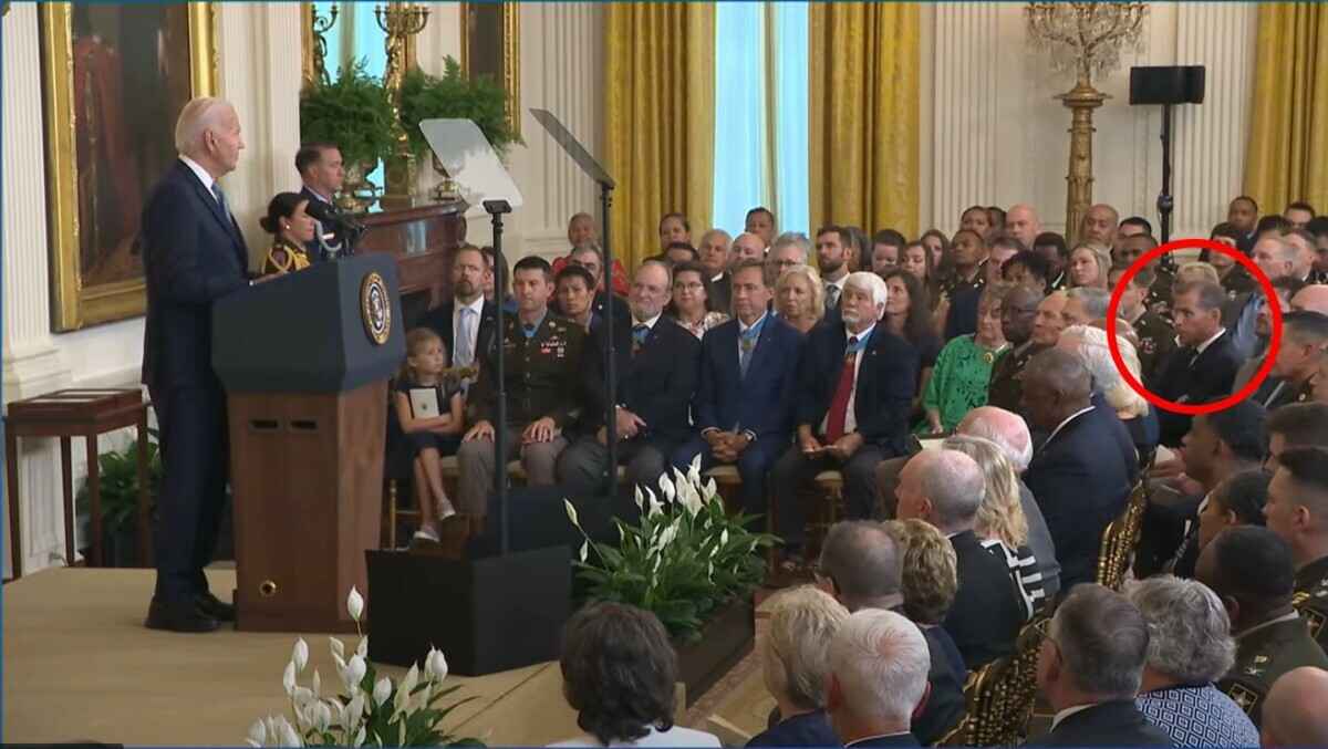 Даже не обернулся. Журналисты заметили новые странности в поведении Джо Байдена