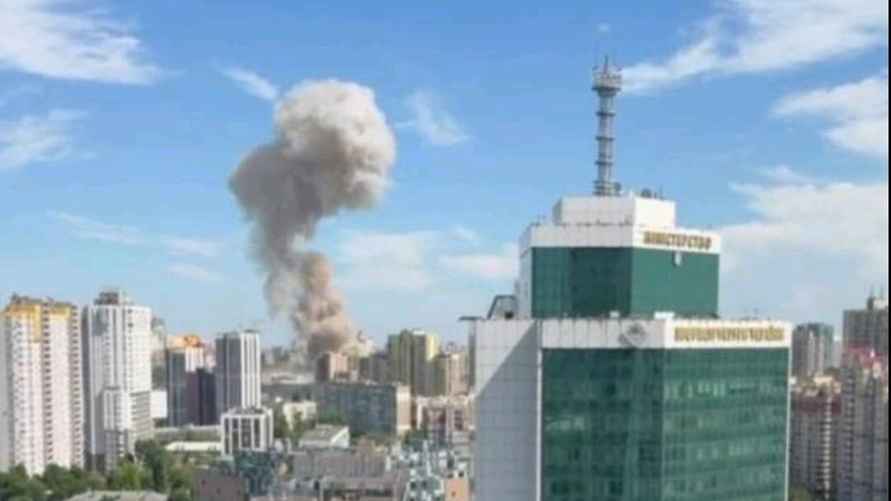 В СБУ заявили, что на снимке изображена ракета, попавшая в детскую клинику. По утверждению украинских спецслужб, это был целенаправленный удар российской ракеты Х-101, которую не смогли уничтожить ПВО.