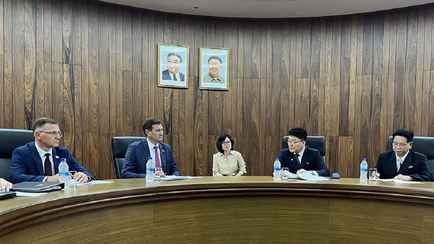 Глава МИД Беларуси договорился с Пхеньяном о поставках «традиционной корейской» косметики. Это что такое?