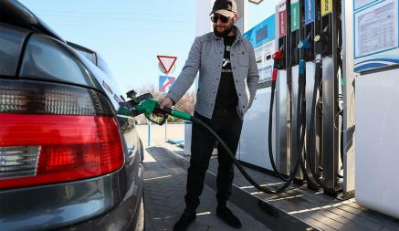 Больше, чем латыши, но меньше россиян. Аналитики подсчитали, сколько литров бензина может купить белорус. А что поляки и литовцы?