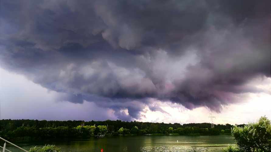 Белорусы поделились снимками недо-торнадо, который повис над Минском