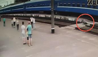 На видео попало, как в Ивацевичах милиционер спас пенсионера из-под колёс скоростного поезда