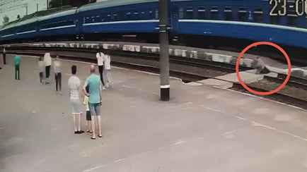 На видео попало, как в Ивацевичах милиционер спас пенсионера из-под колёс скоростного поезда