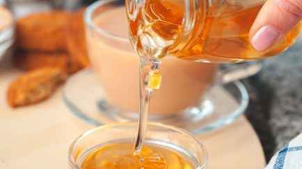 В этот миф о мёде до сих пор верят многие. Диетологи объяснили, что с ним не так