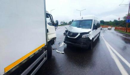 В Слониме грузовик вылетел на встречную и «протаранил» маршрутку