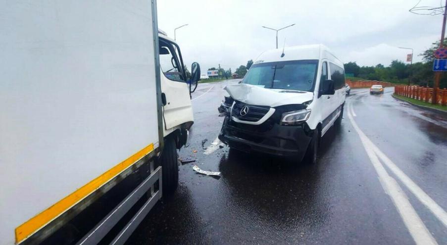 Водитель грузовика заявил, что у него отказали тормоза.