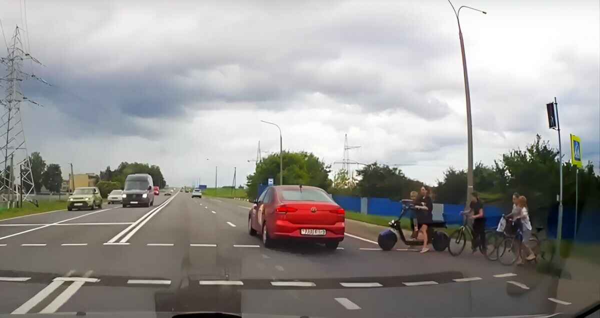 В ГАИ показали, как на Гомельщине таксист едва не сбил детей, пролетев на «красный»